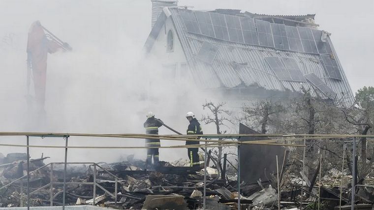 Dos personas murieron en Ucrania tras el ataque masivo ruso con misiles y drones entre la noche del viernes y la madrugada de este sábado.