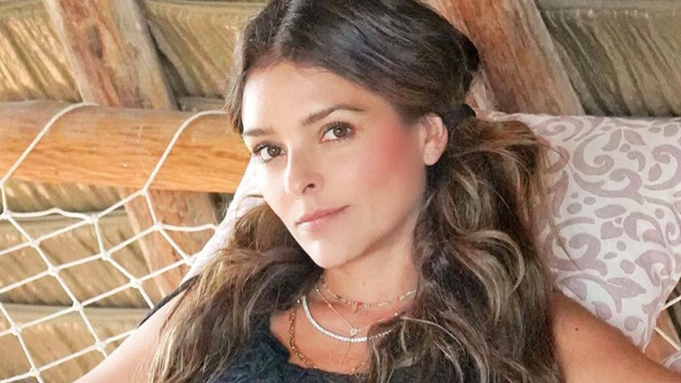 Grettell Valdez cautivó con un encantador bikini dorado.