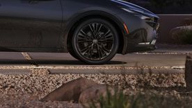 El nuevo Toyota Prius PHEV Nighshade Edition tiene un precio de 37.795 dólares y las entregas comenzarán en junio. 