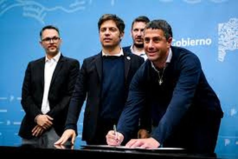 El gobernador de la provincia de Buenos Aires, Axel Kicillof en la firma de convenios con el intendente de Pila, Sebastián Walker El gobernador de la provincia de Buenos Aires, Axel Kicillof en la firma de convenios con el intendente de Pila, Sebastián Walker