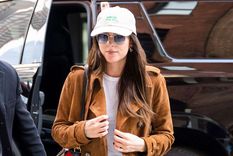 Cuatro looks de famosas, con prendas básicas, para combinar la tendencia de las gorras Foto: InStyle