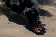 A Romain Dumas se le incendió el buggy y debió abandonar. publicada en Infobae Foto: publicada en Infobae A Romain Dumas se le incendió el buggy y debió abandonar. publicada en Infobae Foto: publicada en Infobae