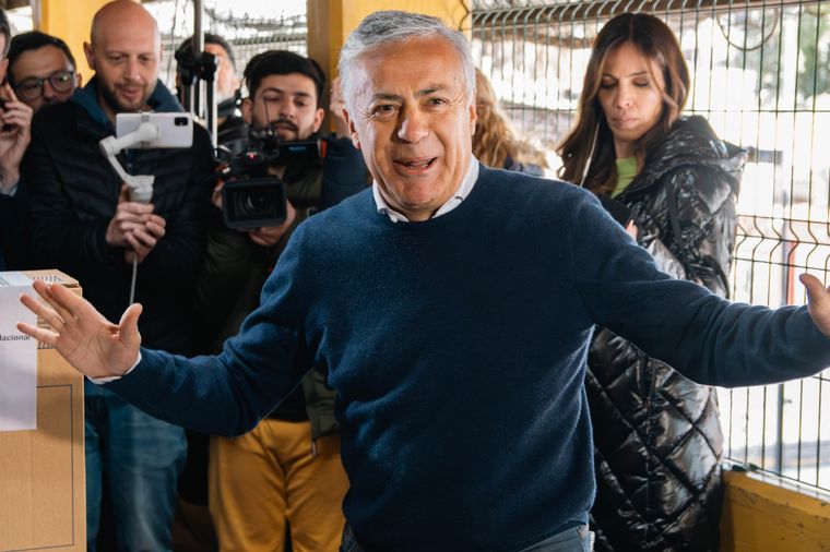 Cornejo, feliz luego de votar. Foto: Santiago Tagua/MDZ