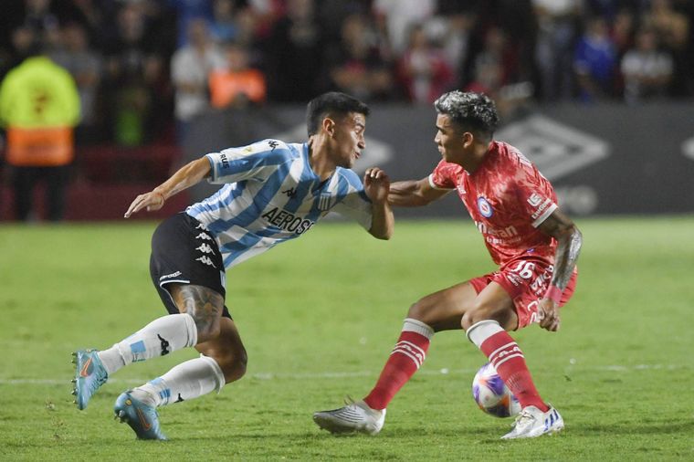 Racing jugó mal, sufrió el hombre de menos y perdió ante Argentinos. Foto: Télam