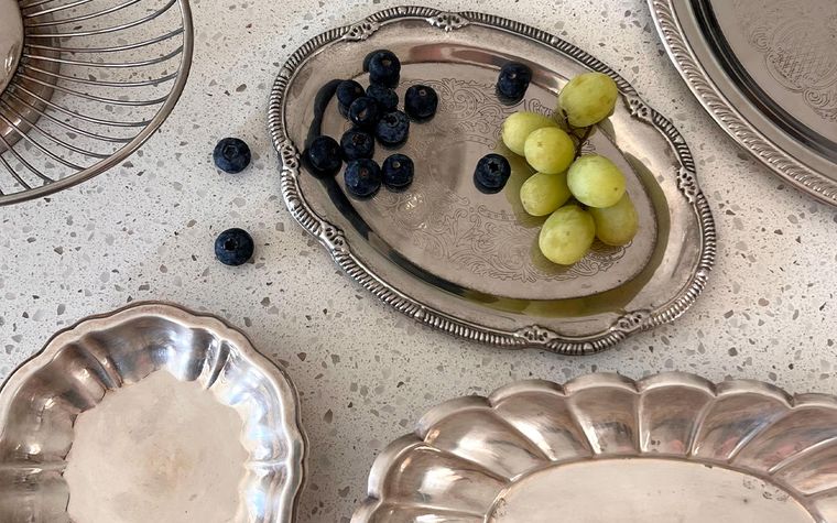 El uso y el diseño de las bandejas y fuentes de plata hacen al valor. y cotizan mejor las más antiguas y sin golpes. Foto: i.etsystatic.com