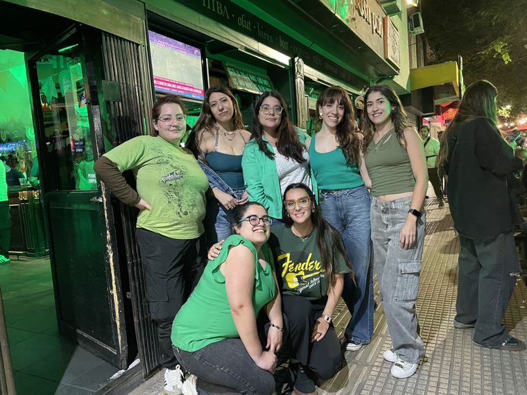 Fernanda, Pipi, Marianela, Mili, Vani, Ro y Flor amigas del trabajo. Fernanda, Pipi, Marianela, Mili, Vani, Ro y Flor amigas del trabajo.
