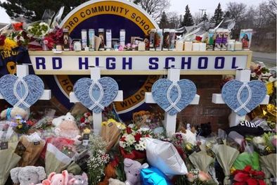MDZol | Foto: GETTY IMAGES. Flores y regalos fueron colocados afuera del colegio de Oxford en recuerdo de las víctimas del ataque con arma de fuego que dejó cuatro muertos.