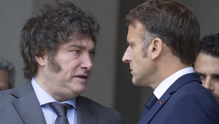 Javier Milei junto a Emmanuel Macron en su cónclave en Francia Foto: EFE