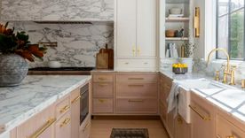 Las personas muy organizadas utilizan más que simples ideas de organización del hogar para simplificar y agilizar sus rutinas diarias. Foto: Ashley Macuga de Collected Interiors / Fotografía: Nicole Dianne