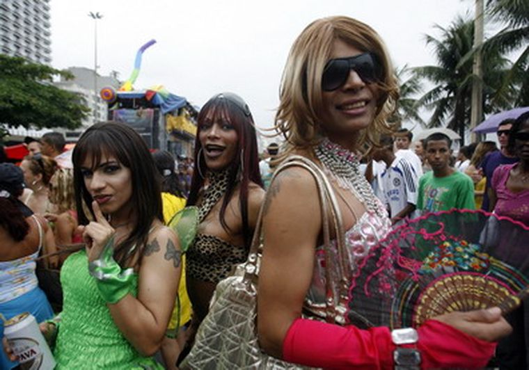 Mucho colorido en la marcha por el Orgullo gay. Foto: EFE