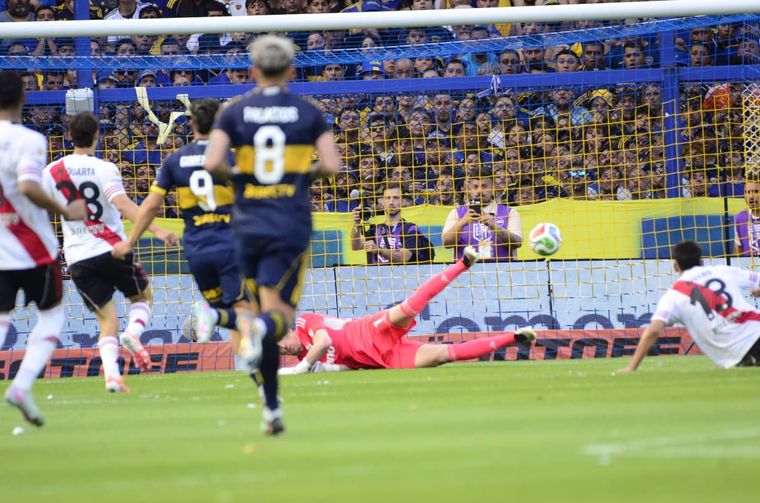 El Changuito Zeballos aprovechó el rebote de Armani y definió ya definió con el arco vacío para el 1-0 de Boca sobre River. El Changuito Zeballos aprovechó el rebote de Armani y definió ya definió con el arco vacío para el 1-0 de Boca sobre River.