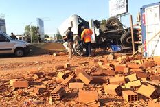 El camión volcó tras un incidente con un vehículo utilitario