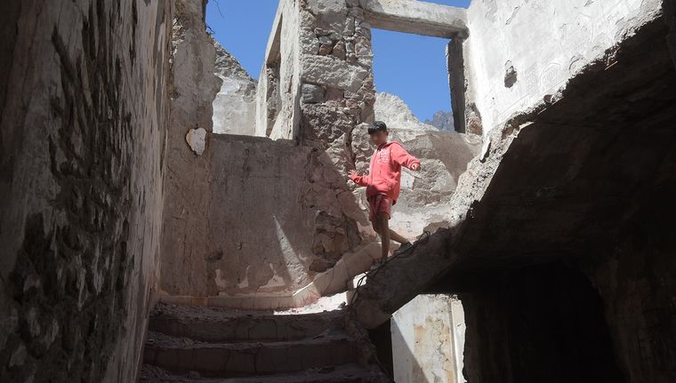 Un niño baja por la endeble estructura. Foto: Walter Moreno/Mdz
