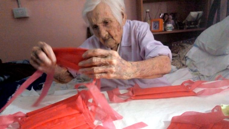 Telma Bordone, de 96 años, hace barbijos en su casa.