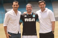 Rodrigo De Paul visitó el Cilindro junto a sus hijos y posó para los flashes con Sebastián Saja y Diego Milito, excompañeros en Racing. Foto: @RacingClub