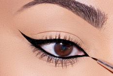 El delineado correcto hará que cualquier mirada se destaque. Foto: YouTube - Smitha Deepak El delineado correcto hará que cualquier mirada se destaque. Foto: YouTube - Smitha Deepak