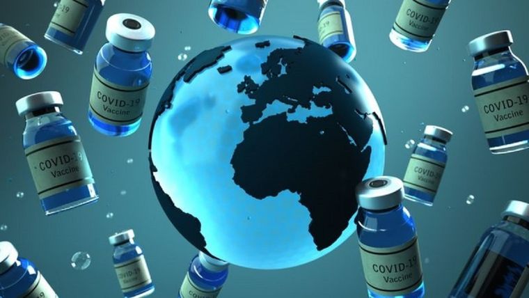 El microbiólogo John McConnell afirma que los países ricos debe donar vacunas a los países que no pueden comprarlas. Foto: GETTY IMAGES