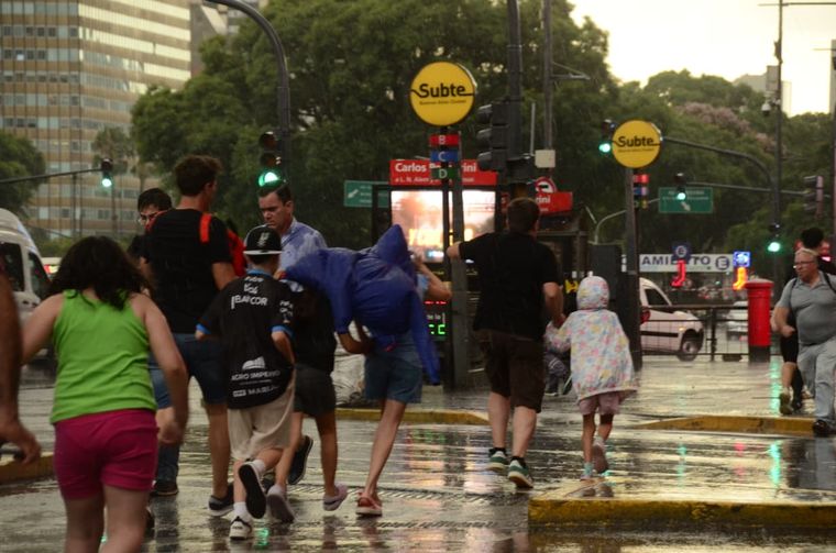 La lluvia en Buenos Aires sorprendió a quienes no llevaban paraguas.