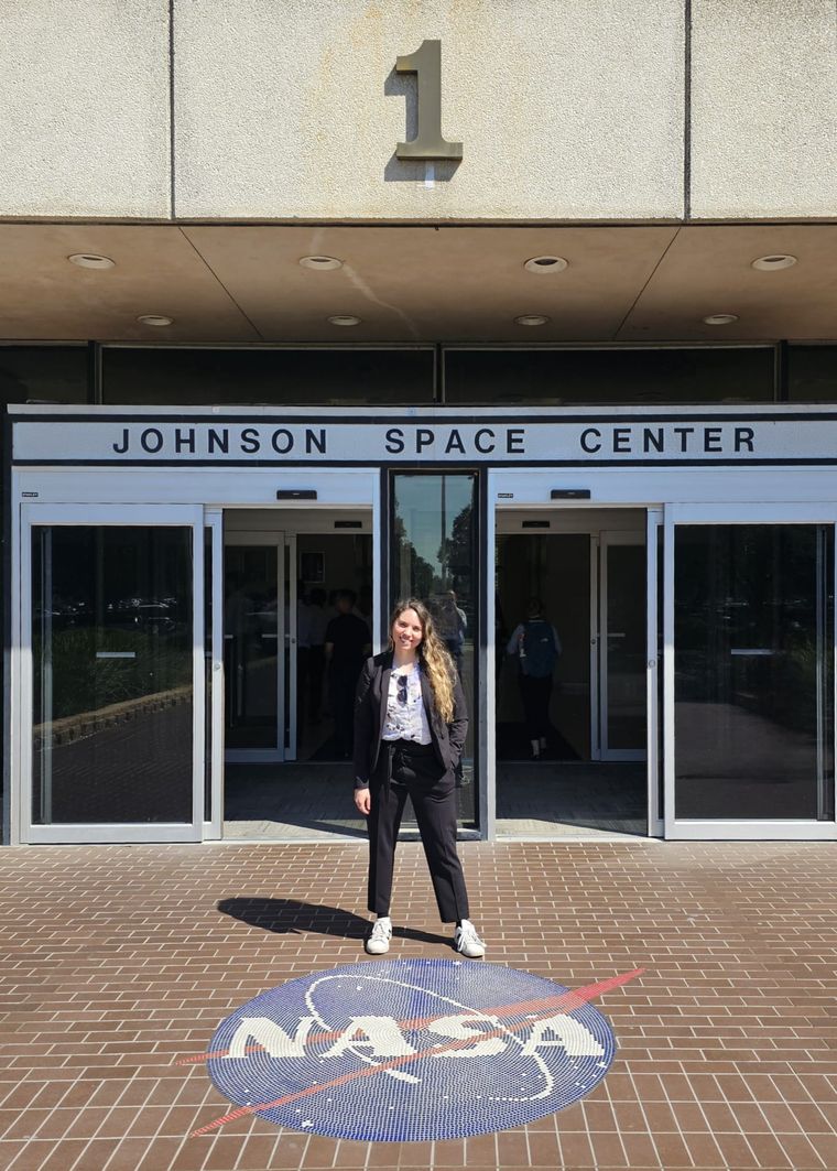 Lorna Evans, en la entrada principal del Centro Espacial Johnson de la NASA. Lorna Evans, en la entrada principal del Centro Espacial Johnson de la NASA.