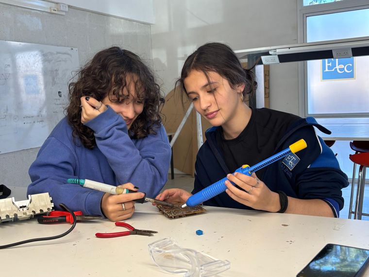 Estudiantes y docentes desarrollaron una red meteorológica que obtuvo el premio mayor en Buenos Aires.