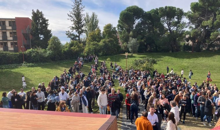En Madrid, Barcelona, Tenerife, Vigo, Palma de Mallorca y Cádiz, los argentinos hicieron largas colas para votar Foto: Twitter Argentina en España