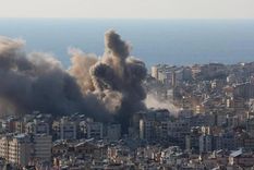 El humo se eleva sobre Beirut después de los ataques aéreos del lunes.