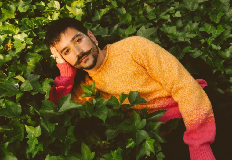 Camilo en una de sus singulares producciones de fotos.