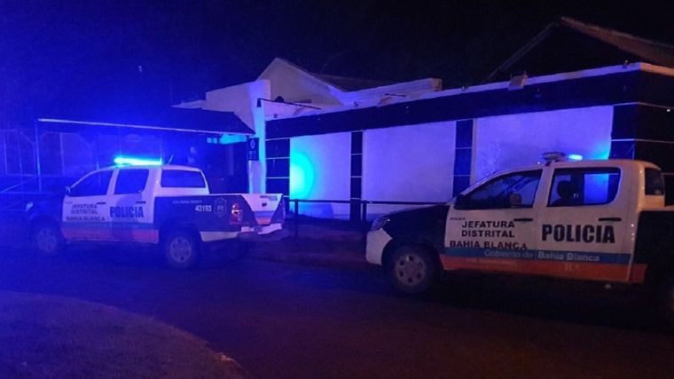 La policía llegó al salón y desalojó a las 400 personas que estaban en una fiesta electrónica