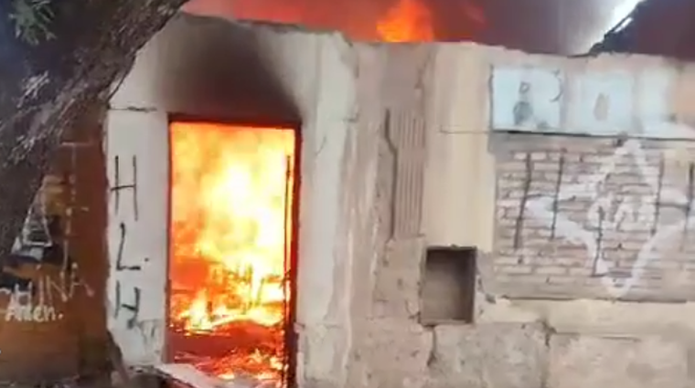 El fuerte incendio en la casa de calles Salta y Ayacucho, en Ciudad de Mendoza.&nbsp;