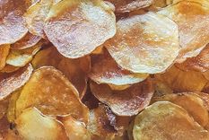 Es importante limpiar las papas con un cepillo, cortarlas con la mandolina y salarlas una vez que están cocidas porque sino se ablandan.