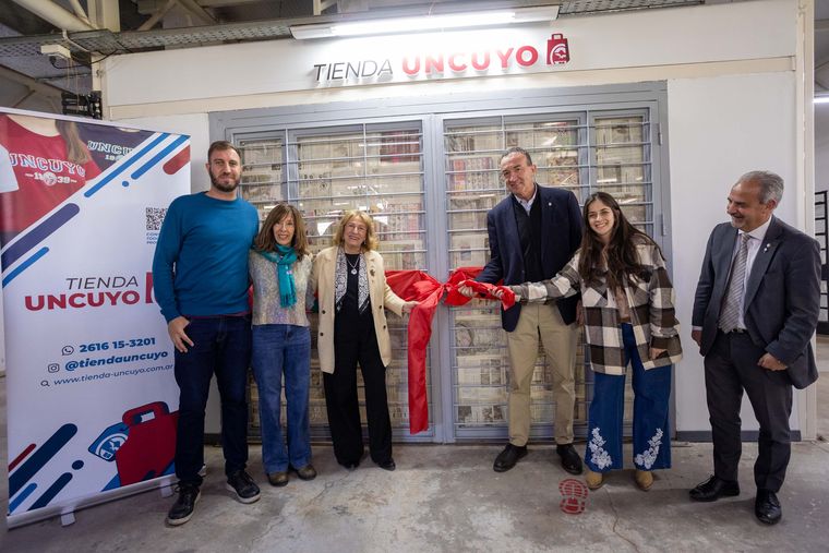 La rectora de la UNCuyo, Esther Sánchez, encabezó la inauguración del local. La rectora de la UNCuyo, Esther Sánchez, encabezó la inauguración del local.