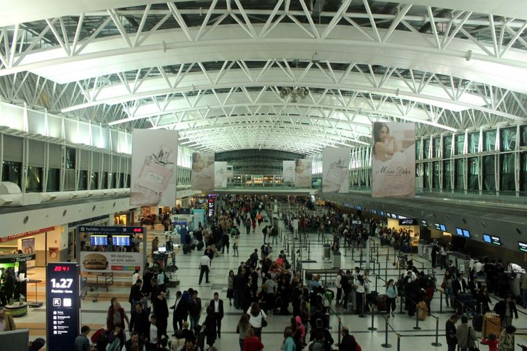 La mujer hizo desplegar a una gran cantidad de personas para evacuar el aeropuerto