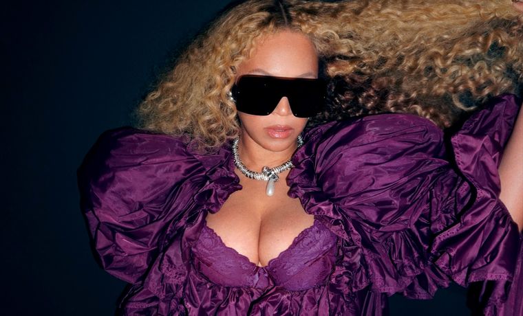 Beyoncé impulsa el regreso del glamour extremo con vestuarios futuristas.