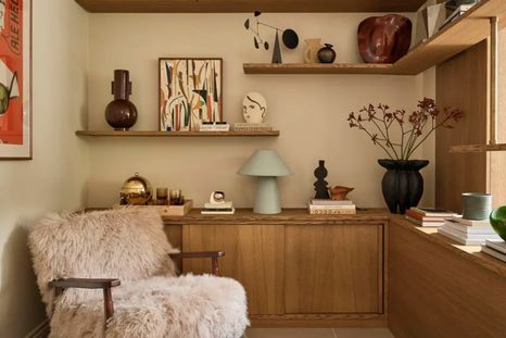 Las tendencias de almacenamiento 2026 apuestan por espacios más ordenados, funcionales y elegantes. Bibliotecas de piso a techo, minibares integrados, muebles vintage y placares con cortinas redefinen el diseño de interiores contemporáneo.