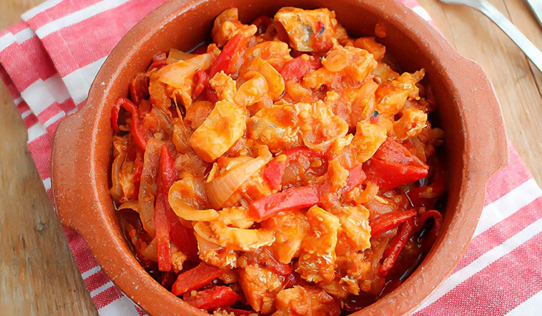 El nombre ajoarriero proviene de los antiguos arrieros que difundieron esta receta durante sus viajes. El nombre ajoarriero proviene de los antiguos arrieros que difundieron esta receta durante sus viajes.