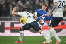 El argentino remata ante la oposición de un rival. El zurdo debió salir los 15 minutos de juego por un patadón que ni siquiera se sancionó con amarilla. Foto: EFE