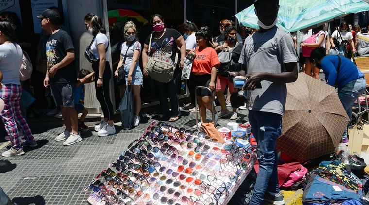 En la Ciudad de Buenos Aires el comercio callejero ilegal sigue siendo un verdadero problema. Foto: TELAM