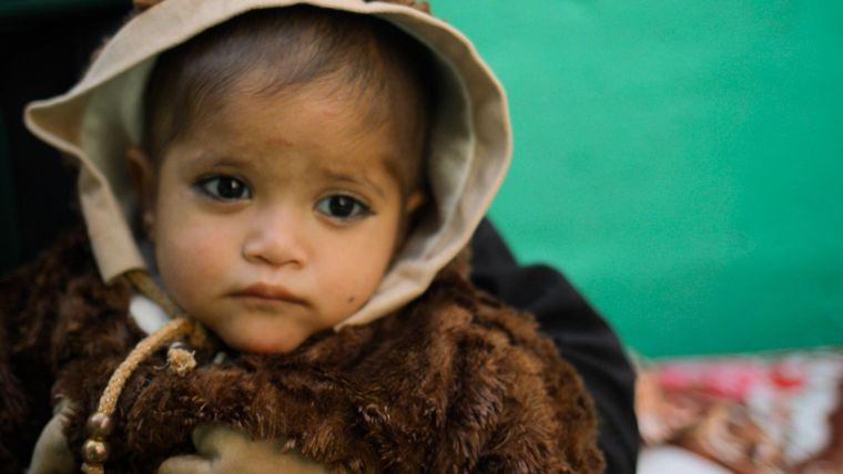 Mikasha, de dos años, es una de las niñas de Karachi que ha dado positivo en la prueba del VIH, a pesar de que sus padres han dado negativo.