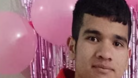 Una cámara de seguridad lo captó caminando por una calle de tierra.  Una cámara de seguridad lo captó caminando por una calle de tierra.