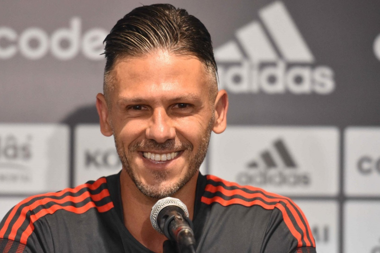 Martín Demichelis sonríe, su plantel se sigue poblando de jugadores de jerarquía. Foto: Archivo