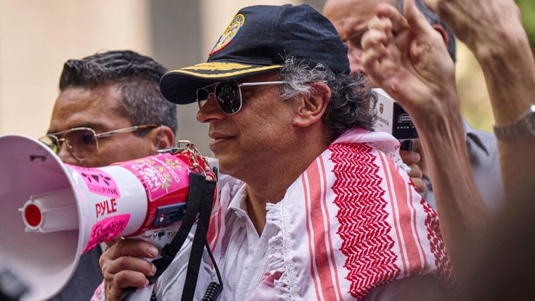 El presidente colombiano Gustavo Petro dirigiéndose a manifestantes pro palestinos frente a la sede de la ONU e Nueva York