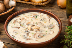 La sopa de champiñones es una de esas recetas sofisticada y fáciles de preparar