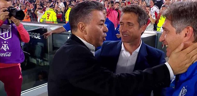 Gallardo cruzó la cancha para saludar a los Barros Schelotto Foto: captura de TV