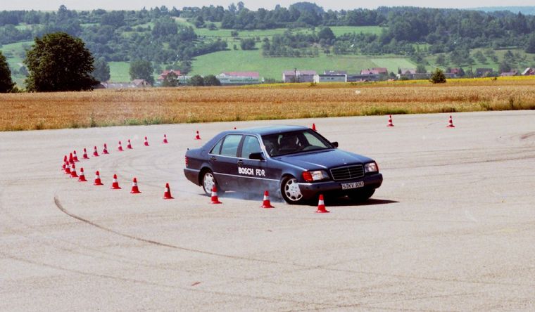 Pruebas con el ESP en un viejo Mercedes de mediados de los 90.