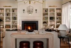 La simetría siempre fue un truco para crear un living tranquilo y ordenado. Las tendencia para 2026 consiste en darle más vida al diseño.Créditos: McGee & Co