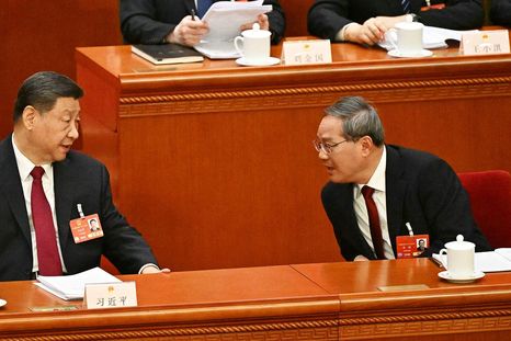 El presidente de China, Xi Jinping, sentado junto al primer ministro, Li Qiang, en la sesión inaugural de la Asamblea Popular Nacional. El presidente de China, Xi Jinping, sentado junto al primer ministro, Li Qiang, en la sesión inaugural de la Asamblea Popular Nacional.