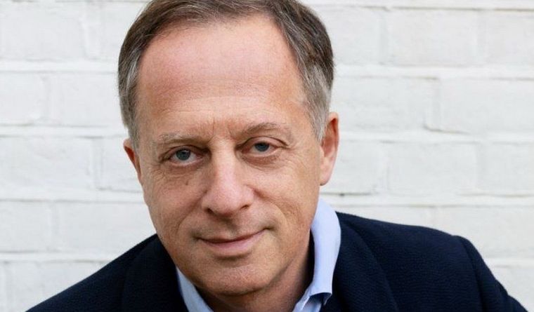 Richard Sharp BBC Richard Sharp le dio una mano a Boris Johnson. Foto: Bbc.