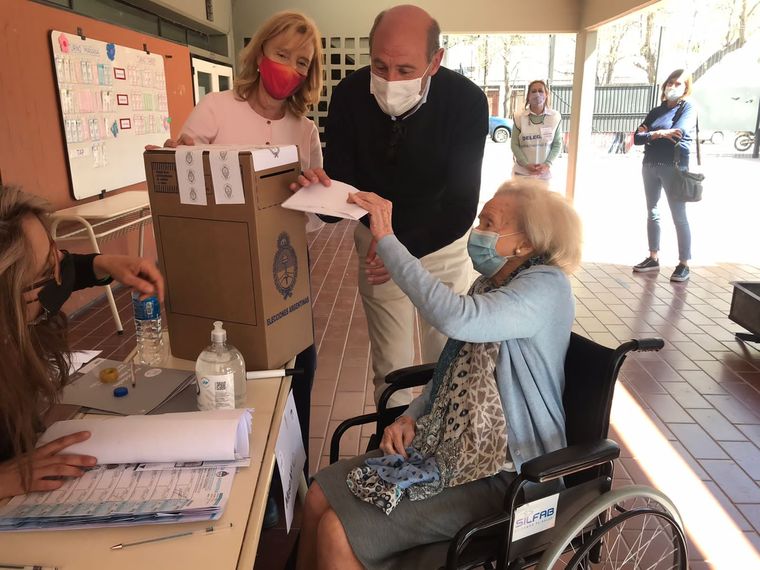 Juanita Arizu emite su voto. Foto: Gentileza Familia Arizu.