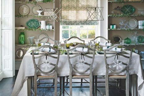 Las reuniones festivas suelen girar en torno a la mesa del comedor, y una decoración navideña equilibrada puede hacer que todos los invitados se sientan a gusto. Créditos: Future.