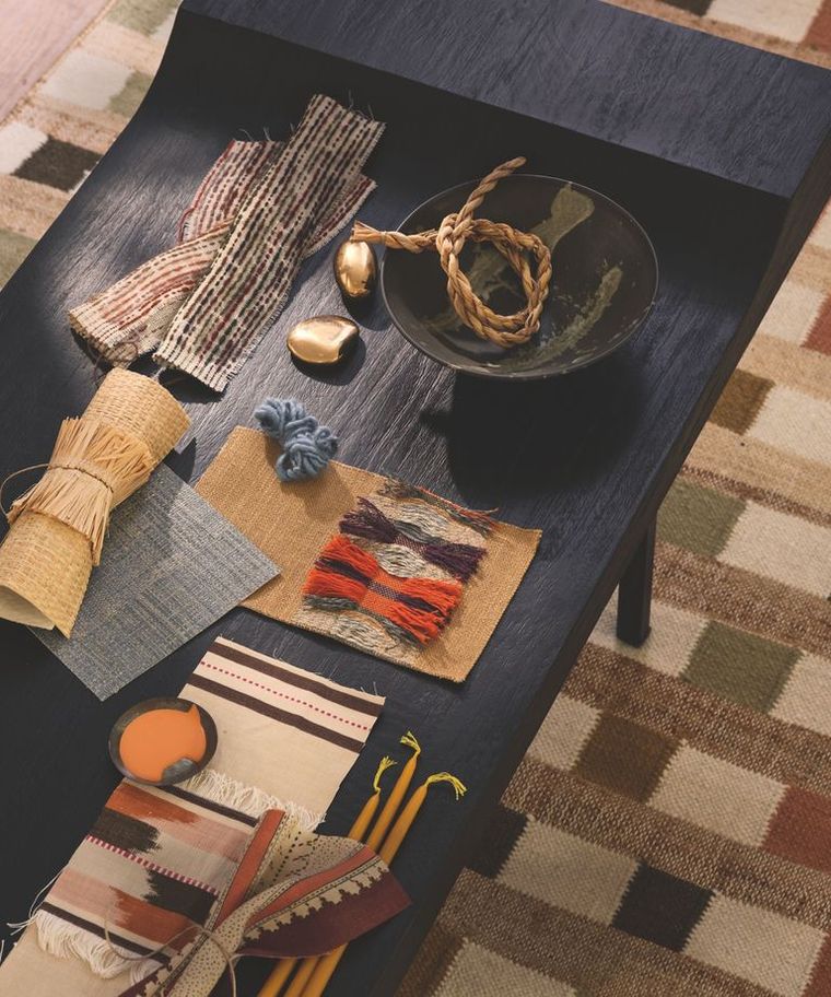 Arrancar desde la mesa con la elaboración una propia paleta de colores Luego reunir muestras y fragmentos que armonicen entre sí (por ejemplo el lino crudo con el cordón trenzado, la lana junto a roble aceitado o la cerámica mate frente a piedra pulida). Un hogar con estilo artesanal moderno comienza aquí, con esta mezcla táctil de texturas y colores. Créditos: Ali Brown y Jake Curtis. Arrancar desde la mesa con la elaboración una propia paleta de colores Luego reunir muestras y fragmentos que armonicen entre sí (por ejemplo el lino crudo con el cordón trenzado, la lana junto a roble aceitado o la cerámica mate frente a piedra pulida). Un hogar con estilo artesanal moderno comienza aquí, con esta mezcla táctil de texturas y colores. Créditos: Ali Brown y Jake Curtis.